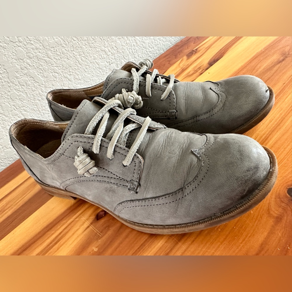 Sperry gray saddle shoe. Soft leather- set laces, slip on. So comfy!